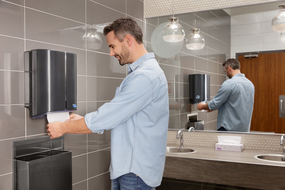 CascadesPRO_OFFICE_C340Grey_T110White_man_lowres_Washroom CascadesPRO_OFFICE_C340Grey_T110White_man_lowres_Washroom